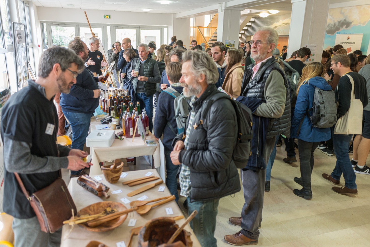 discussion devant les stands