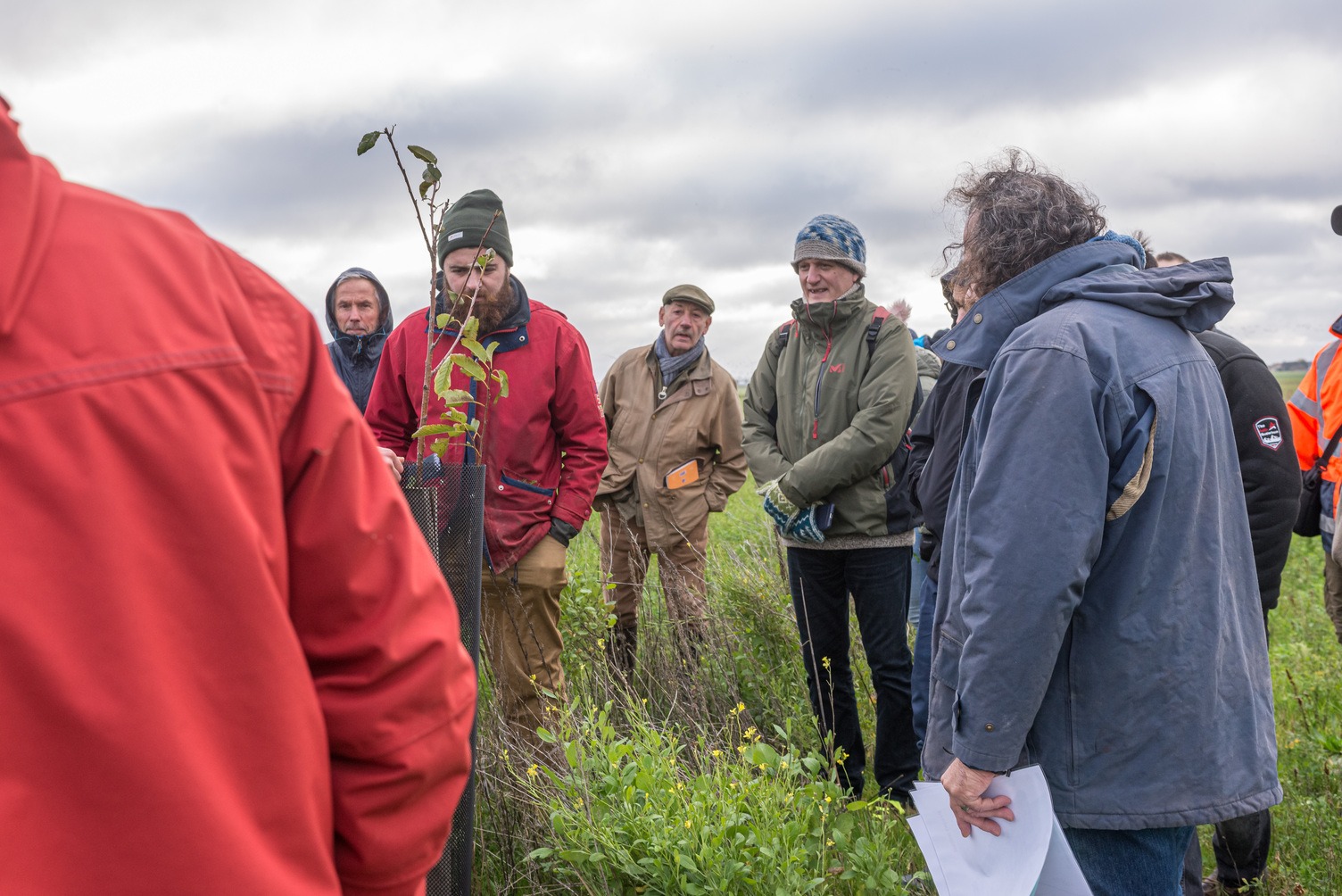 explication des plantations pendant la visite de ferme