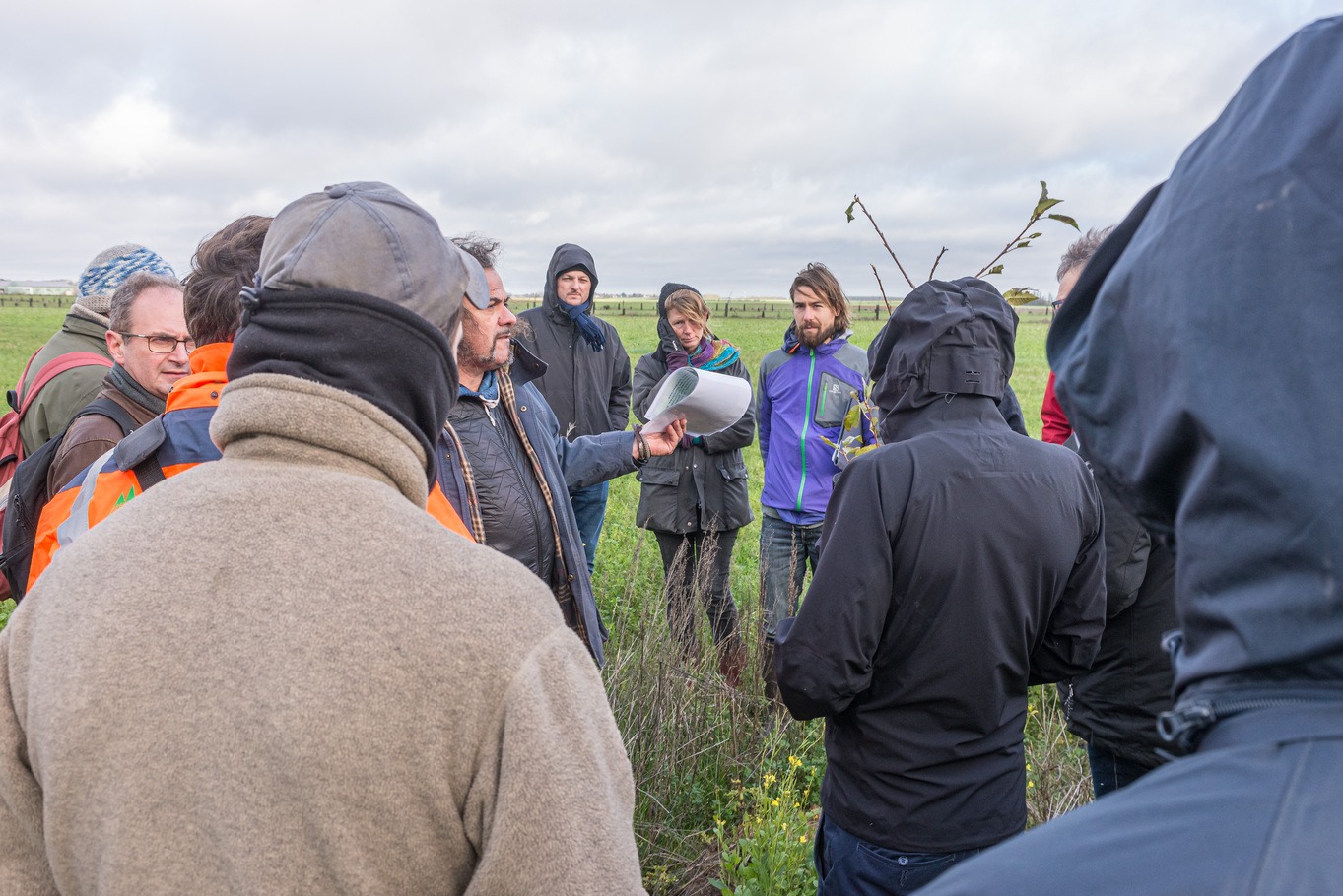 échanges avec le groupe pendant la visite de ferme