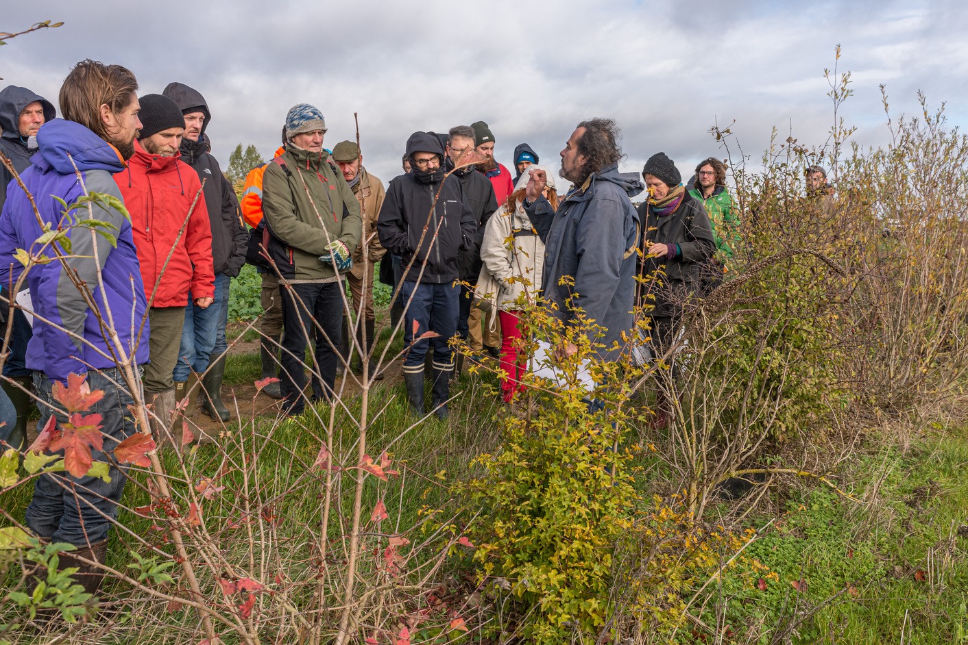 explication des plantations pendant la visite de ferme