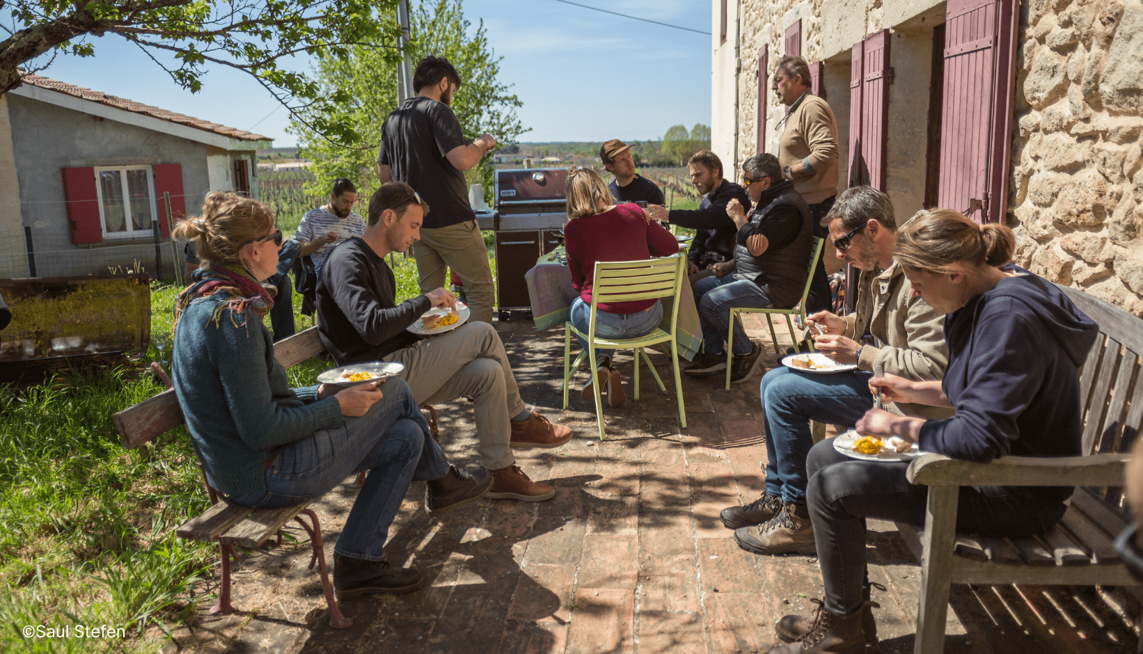 Repas des apprenants de l'EFA au soleil pendant leur semaine en Gironde.