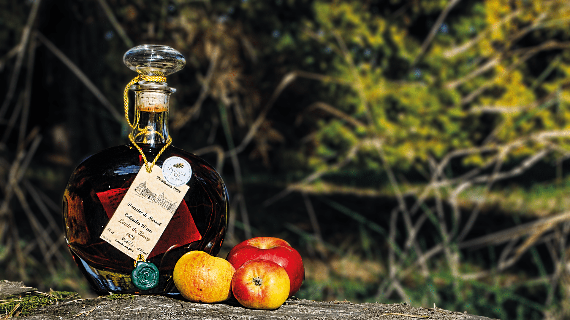 Bouteille de Calvados fabriqué au sein du domaine de Merval.