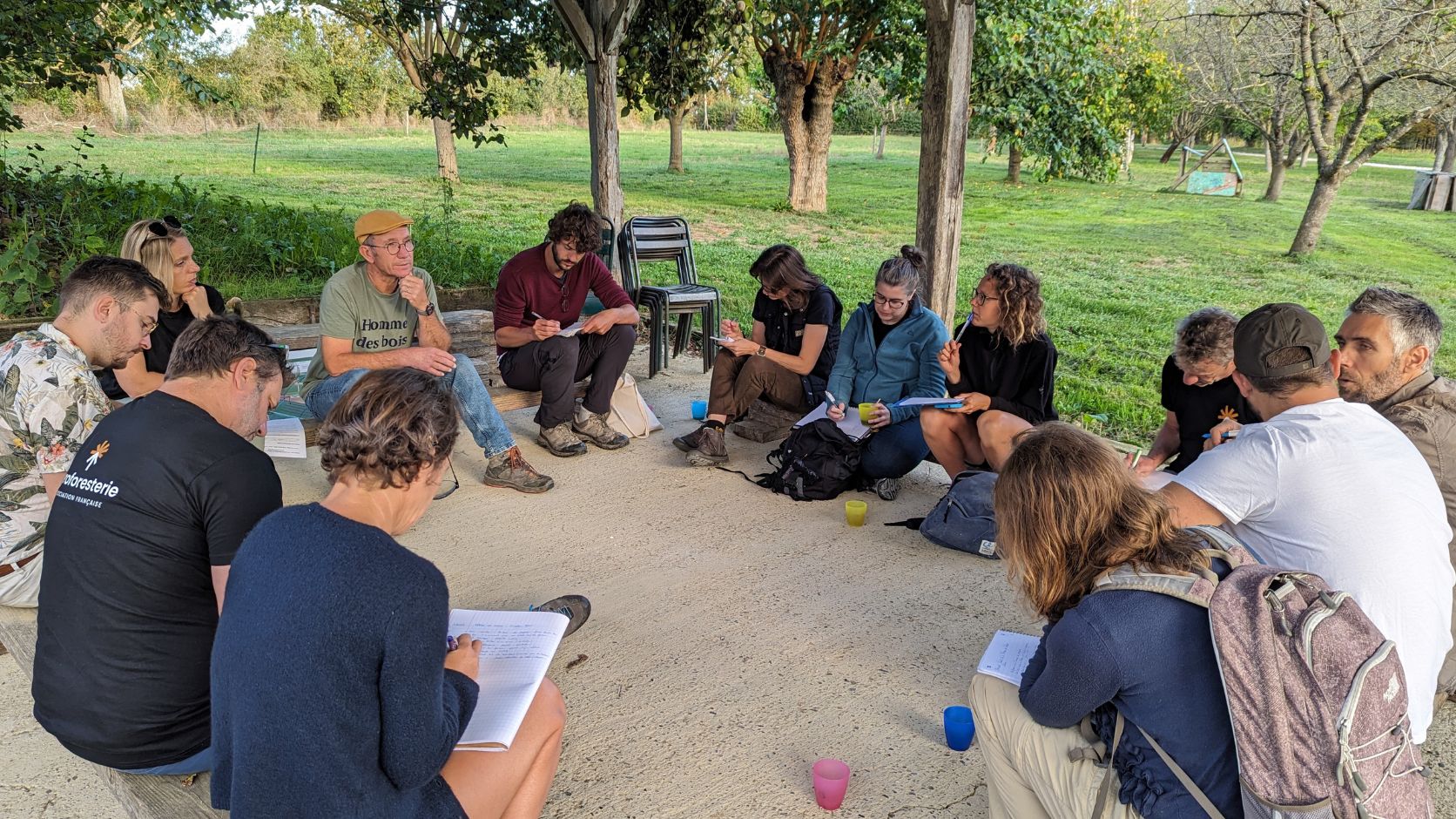 groupe en écoute avec un intervenant