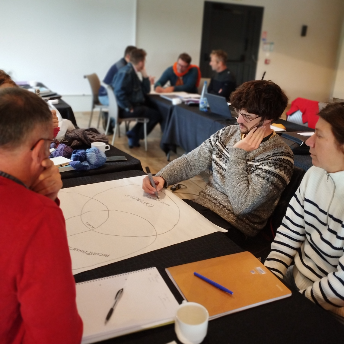 Session de travail en salle pour les apprenants de l'EFA.