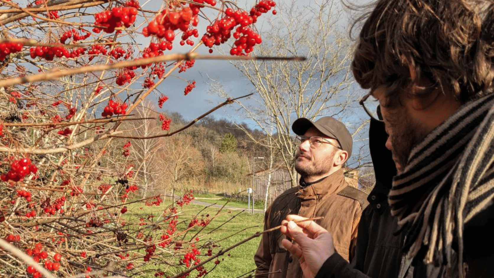 Etudiants EFA et arbre à fruits rouges.