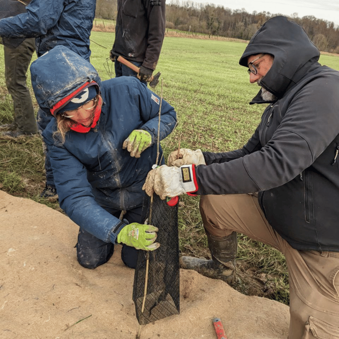 Plantation en binôme pour la troisième semaine de formation de l'EFA dans la Meuse.