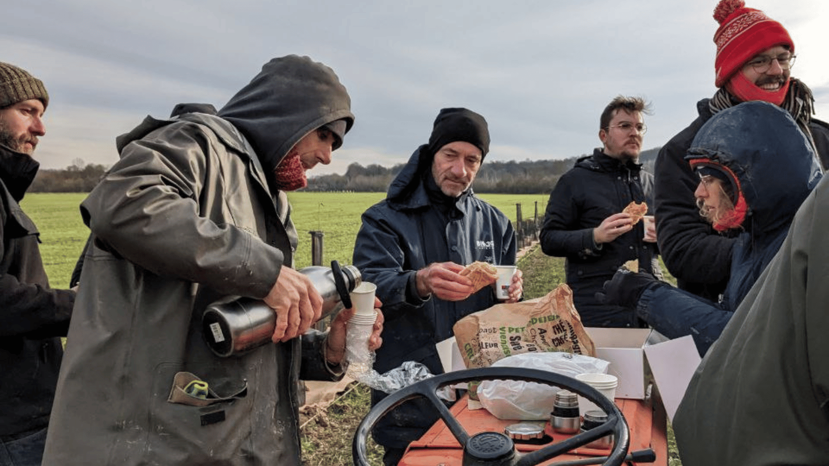 Petit-déjeuner avant le chantier de plantation lors de la semaine 3 de l'EFA.