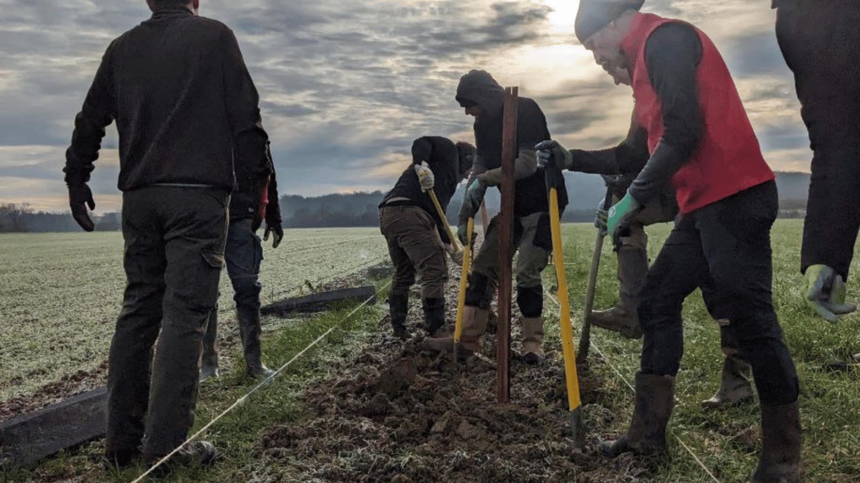 Chantier collectif de plantation pour les apprenants de l'EFA dans la Meuse.