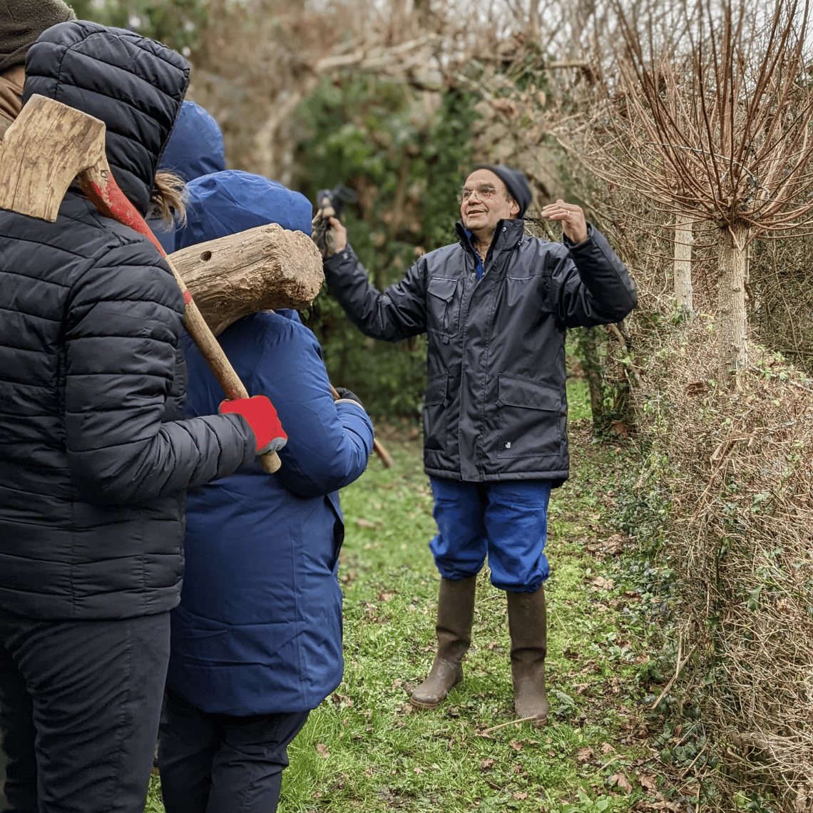 Dominique Mansion et les apprenants de l'EFA lors d'une session terrain.