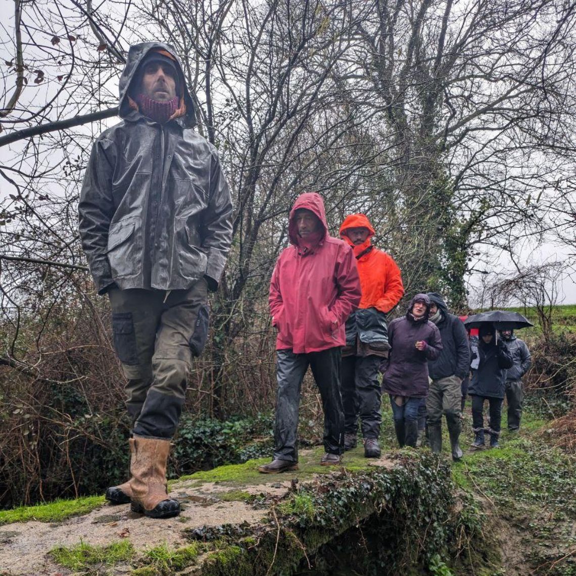 Groupe marchant sur un pont