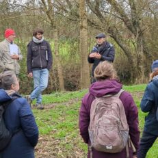 Groupe autour d'un formateur