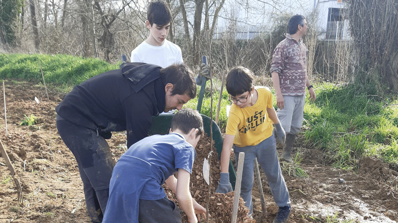 Groupe en train de planter dans le Gers chez Marie-Claire Gotti.