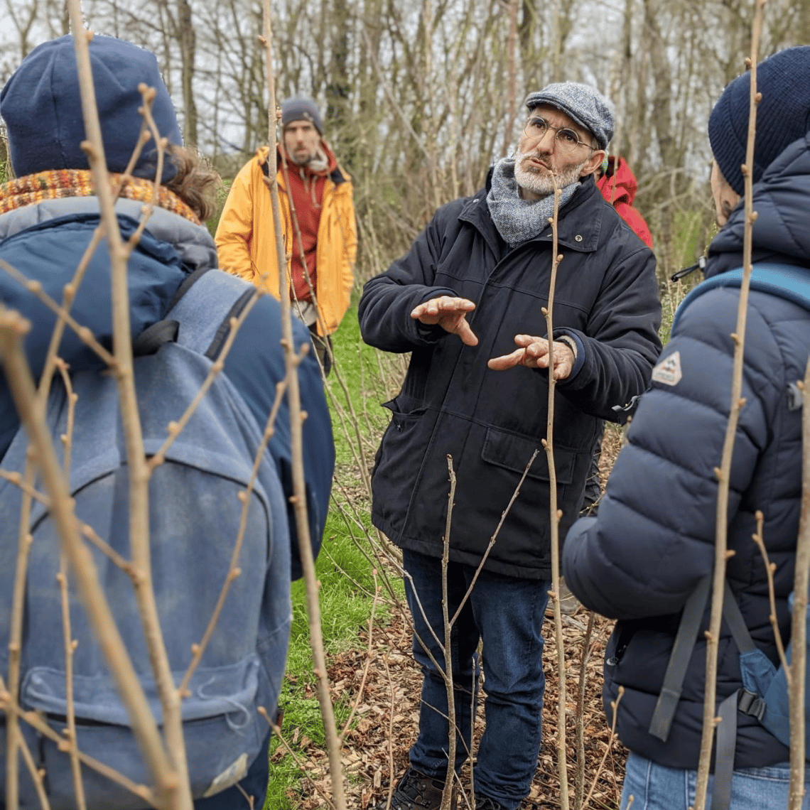 Xavier Poisson, éleveur, avec les apprenants de l'EFA