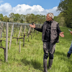 Stagiaires EFA et Benoit VInet dans les vignes