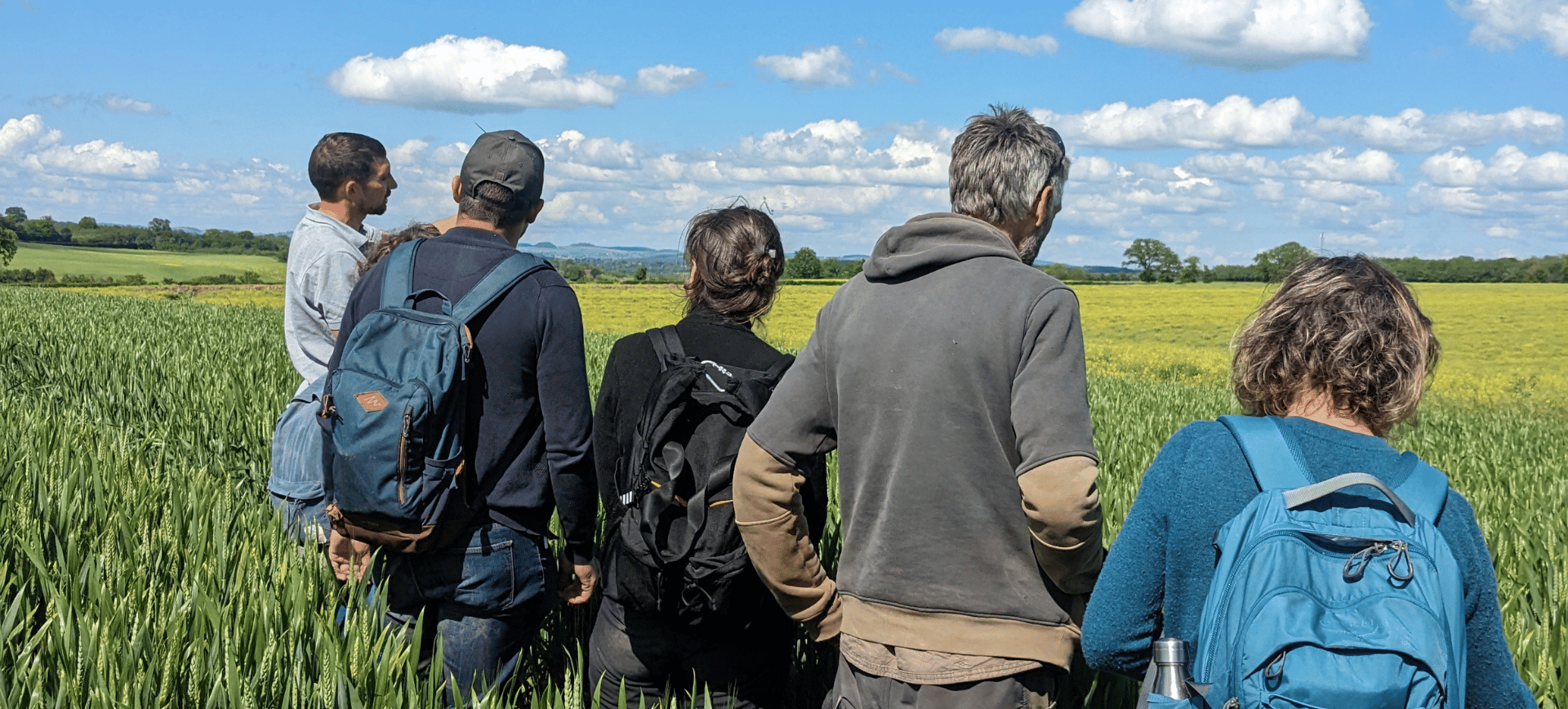 Stagiaire de l'EFA dans un champ de culture dans la Nièvre