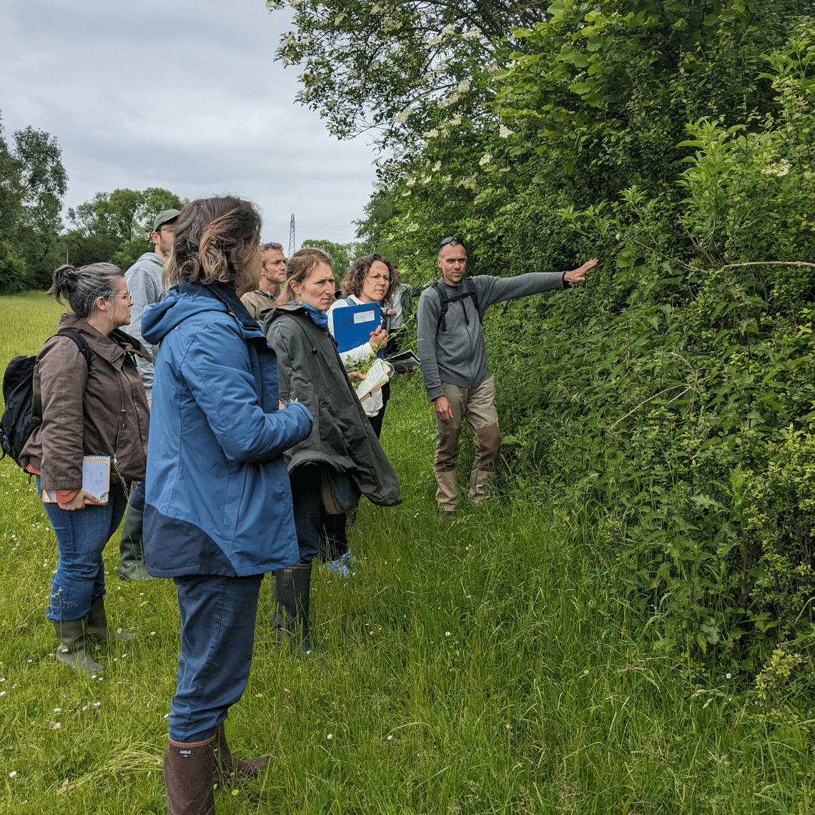 Adrien Messéan et les apprenants de l'EFA sur le terrain