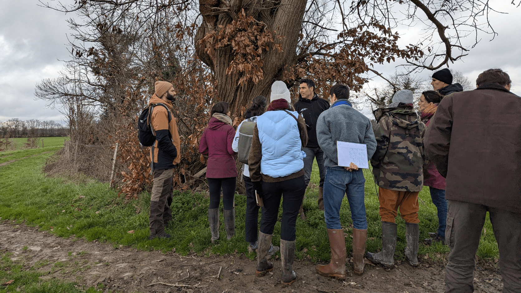 Groupe devant un arbre