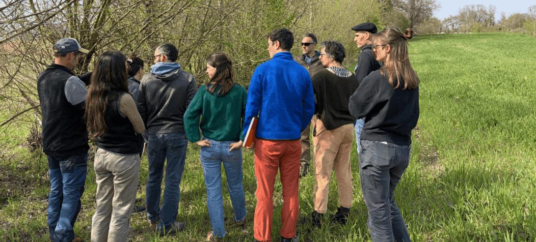 Groupe stagiaires avec formateur sur le terrain