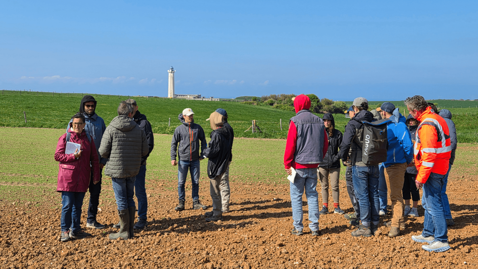 Groupe dans un champ avec vue sur le Phare d’Antifer
